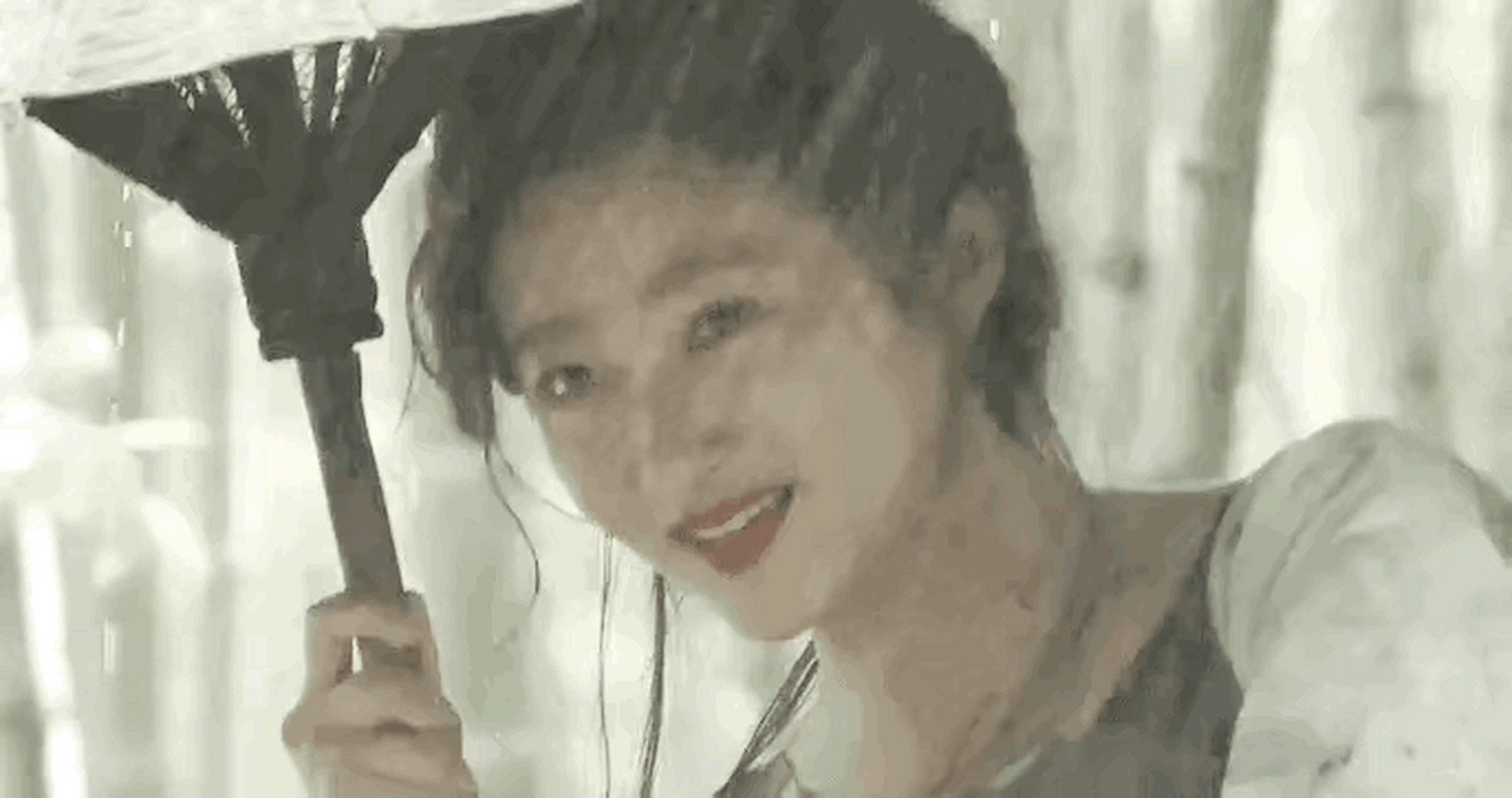 超喜欢关晓彤在《影》里撑伞的这一慕,好美啊,配上音乐就很有感觉啊