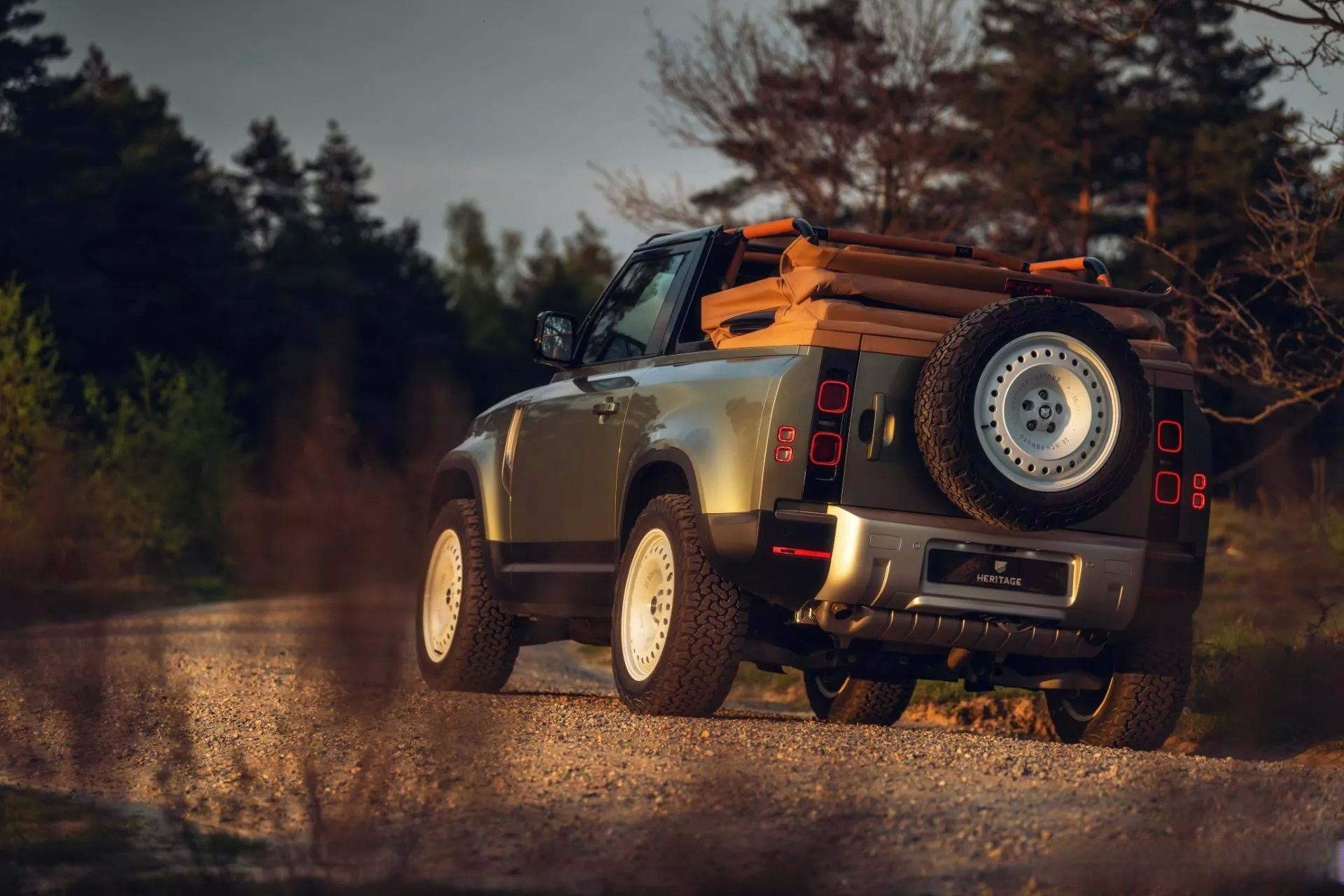 由heritage custom打造的路虎卫士软顶敞篷车,被命名为valiance