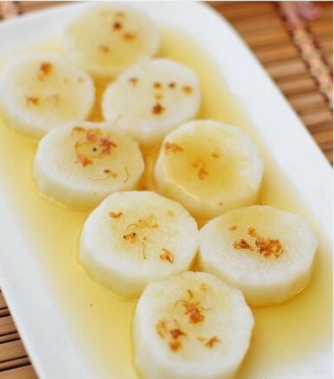 【桂花蜜汁山药】材料:山药,桂花酱,蜂蜜;作法:1.