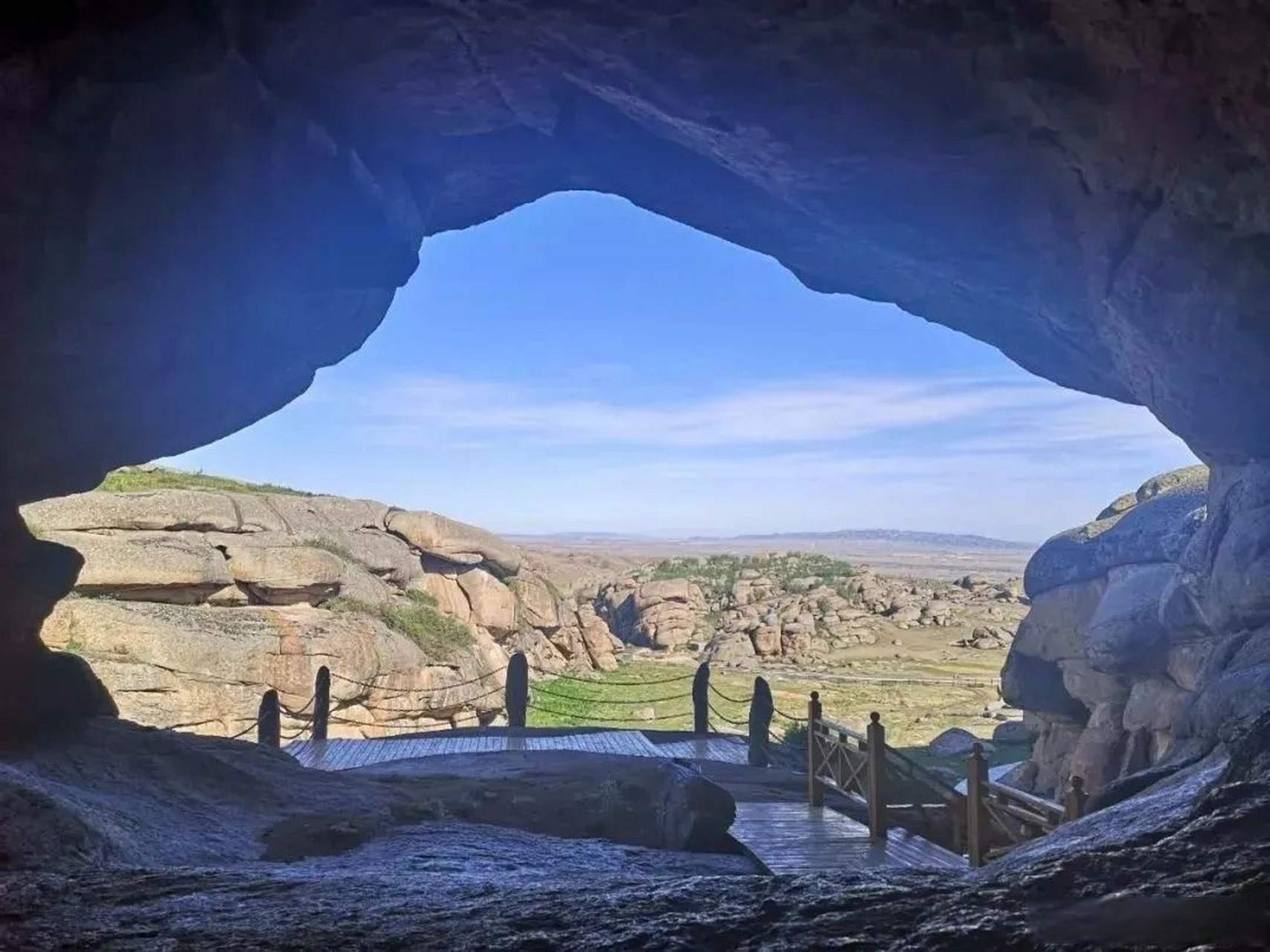 通天洞遗址位于新疆阿勒泰地区草原石城景区,是新疆维吾尔自治区境内