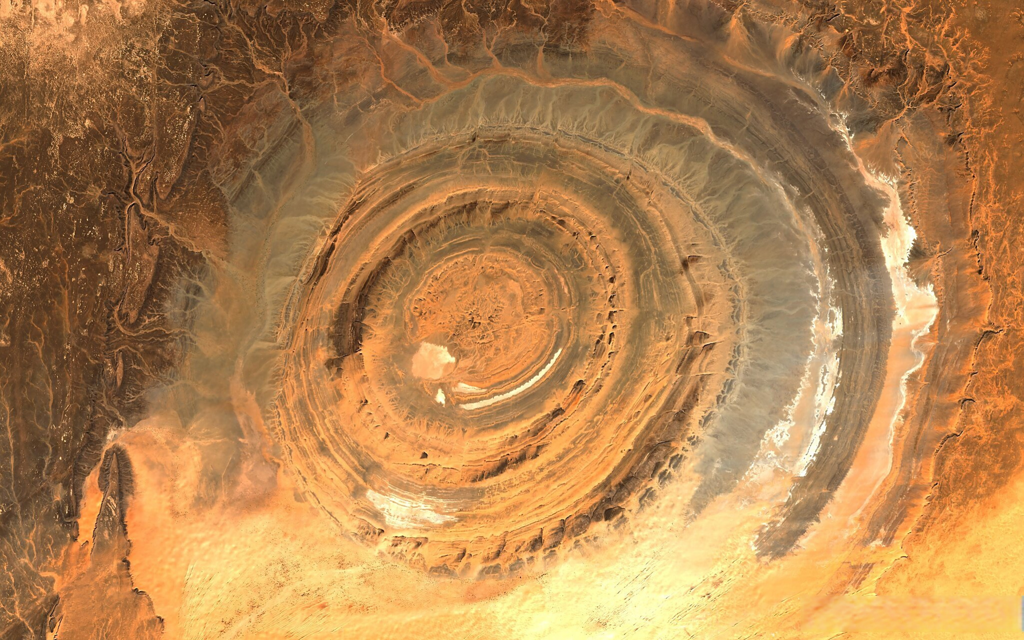 撒哈拉之眼又被称为理查特结构,它位于非洲撒哈拉沙漠西南部的毛利坦