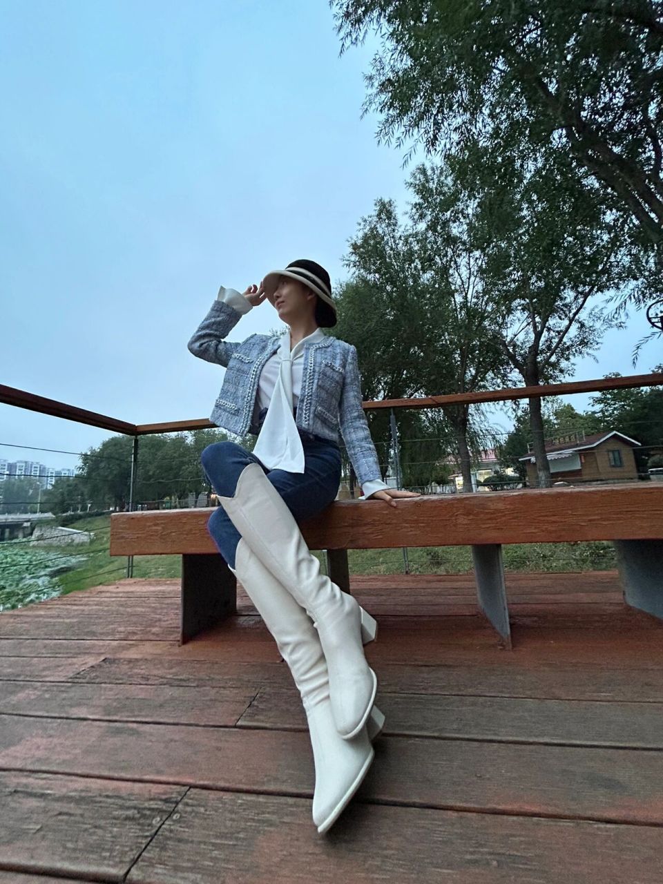 中老年穿搭&中老年拍照姿势 我们俩拍照差生又去作妖了,挺好,回来炒菜