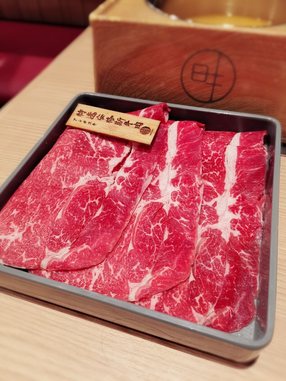 下班朋友带我去湖滨银泰in77c区三楼的"日牛涮涮锅61和牛寿喜烧放题