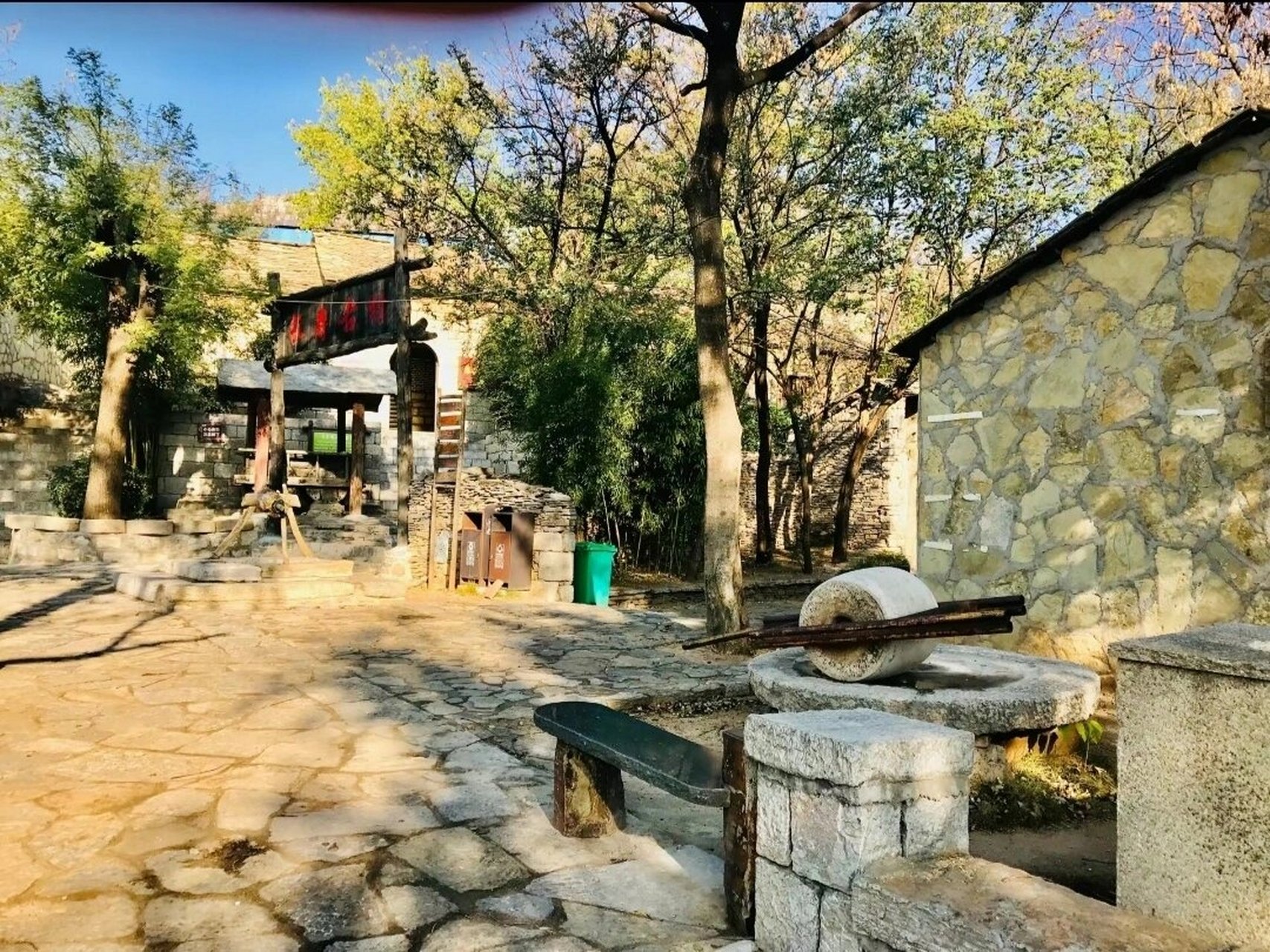 翼云石头部落旅游度假区位于枣庄市山亭区兴隆庄村,国家aaaa级旅游