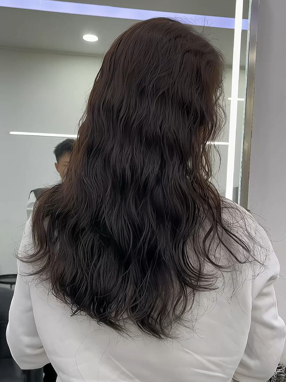 背影女神烫发 法式卷的形状比较整齐一点,显法量的同时不容 昜爆炸