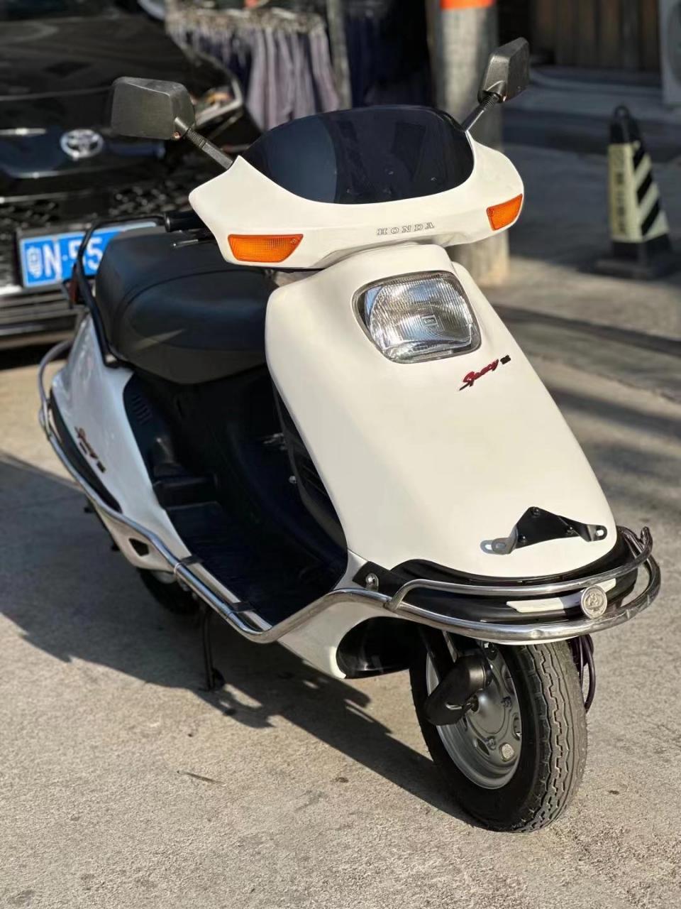 经典一代情怀本田大白鲨 125四程水冷发动机 脚刹车 发动机非常棒 几