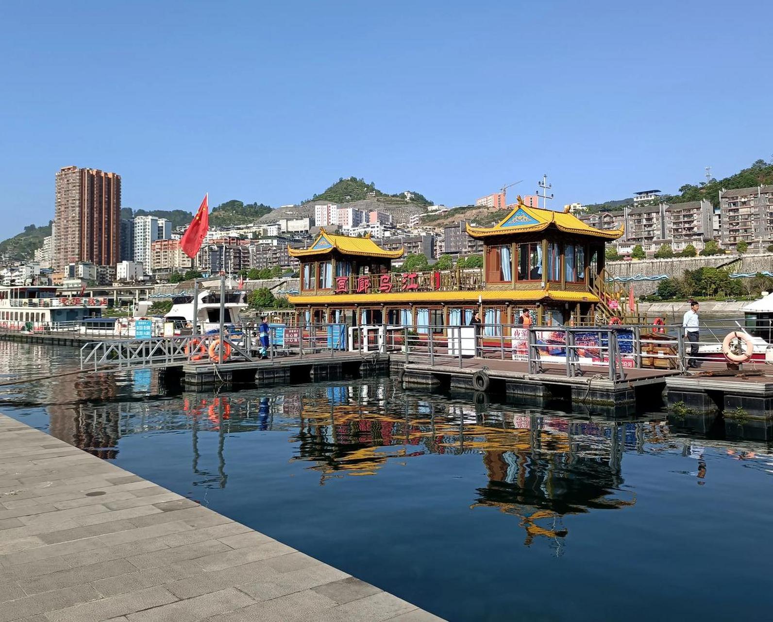 本来是打算坐乌江画廊游船的,到了码头才知道,游船是到黎芝峡,也臼乔