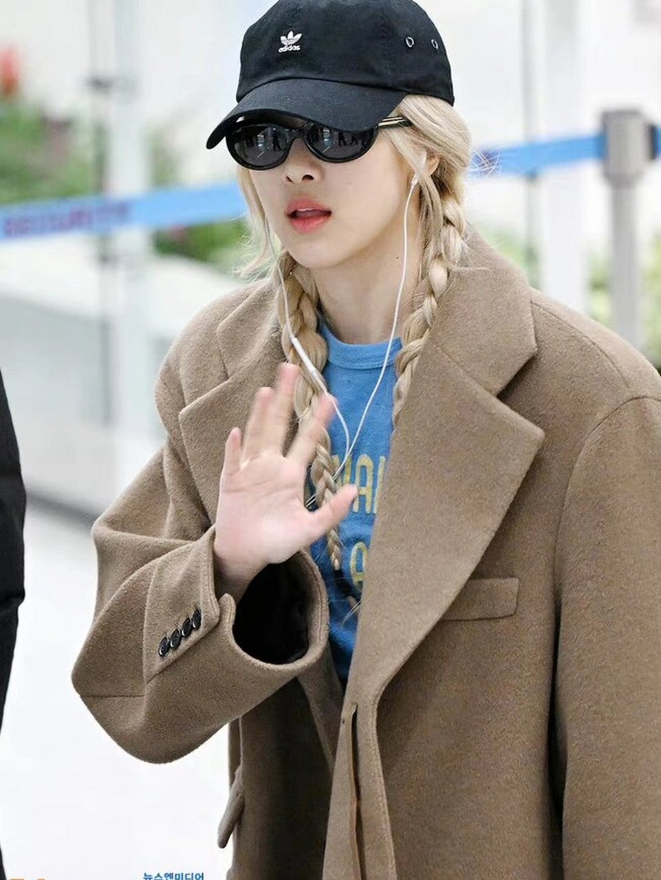 rose朴彩英今日机场私服,穿卡其色廓形大衣,要不要这么帅,私服品味真