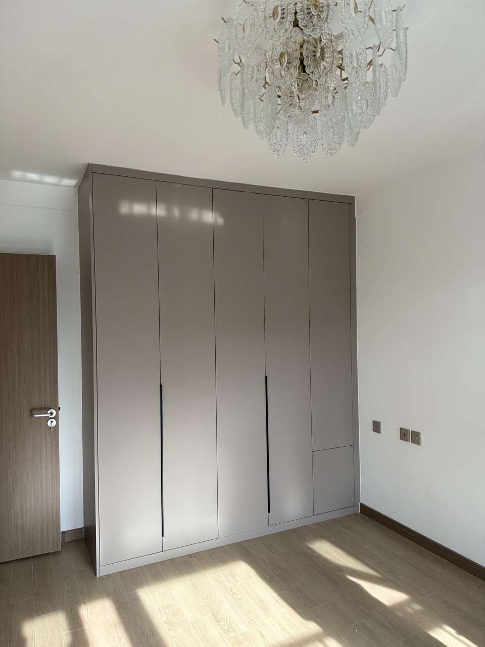 次卧 主卧衣柜 经典浅咖色肤感 一门到顶 业主是也是品牌定制设计师,