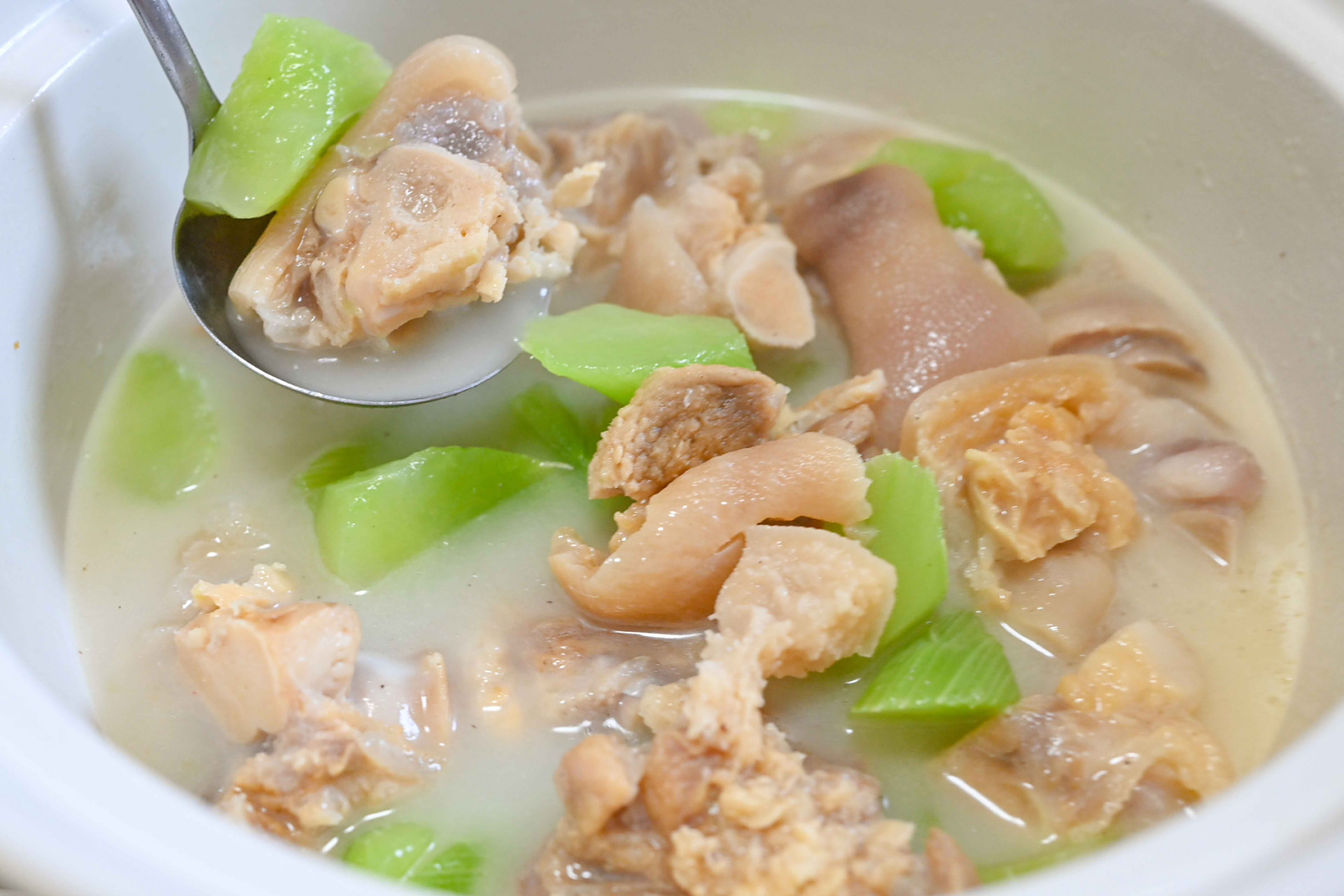 冬日靓汤～咸猪蹄炖窝笋汤 之前在网上看到很多吃播炖咸猪蹄莴笋汤,真