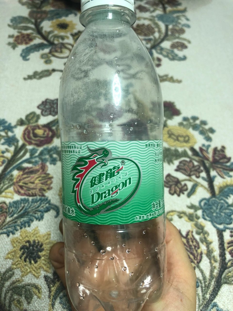 健龙(火山冷矿泉水)350ml,34元/12瓶,平均2.83元一瓶.