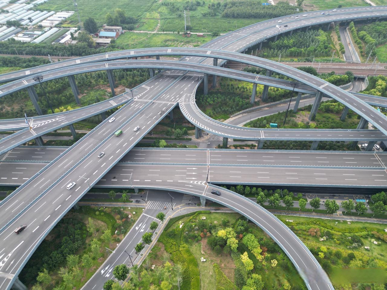 而此刻,我的航拍视角却不由自主地被门外那座现代工程奇迹