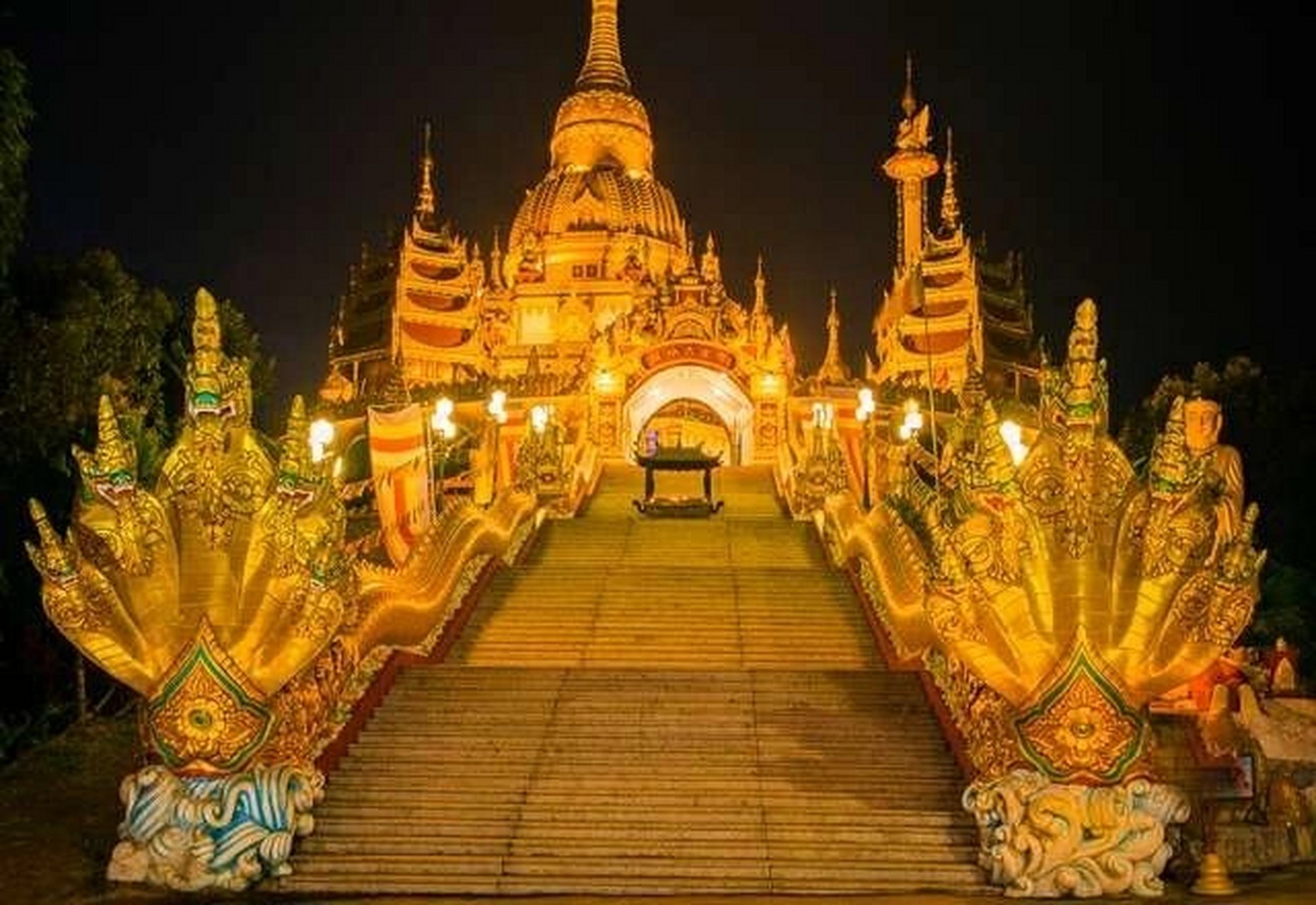 芒市勐焕大金塔 简介:勐焕大金塔坐落于,云南省德宏州州府-芒市东南部