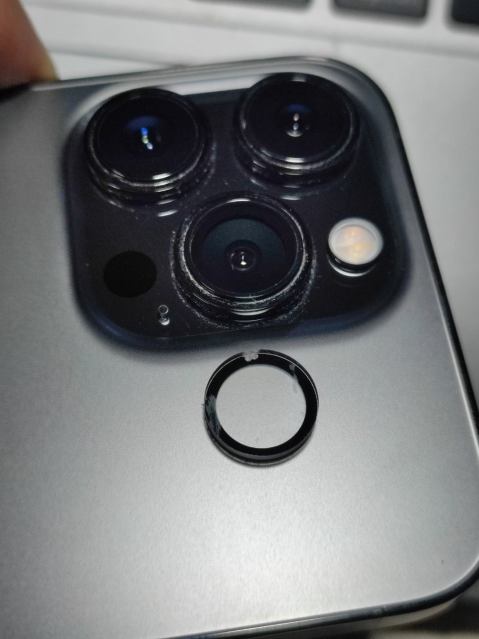 一个没用的小知识 iphone 的镜头保护蓝宝石玻璃 厚度是不一样的 猜