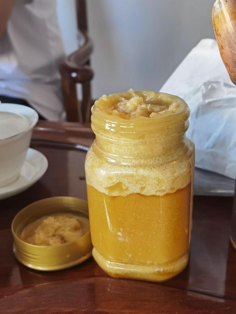 未开封的过期蜂蜜(没开封的蜂蜜过期了还能吃吗)