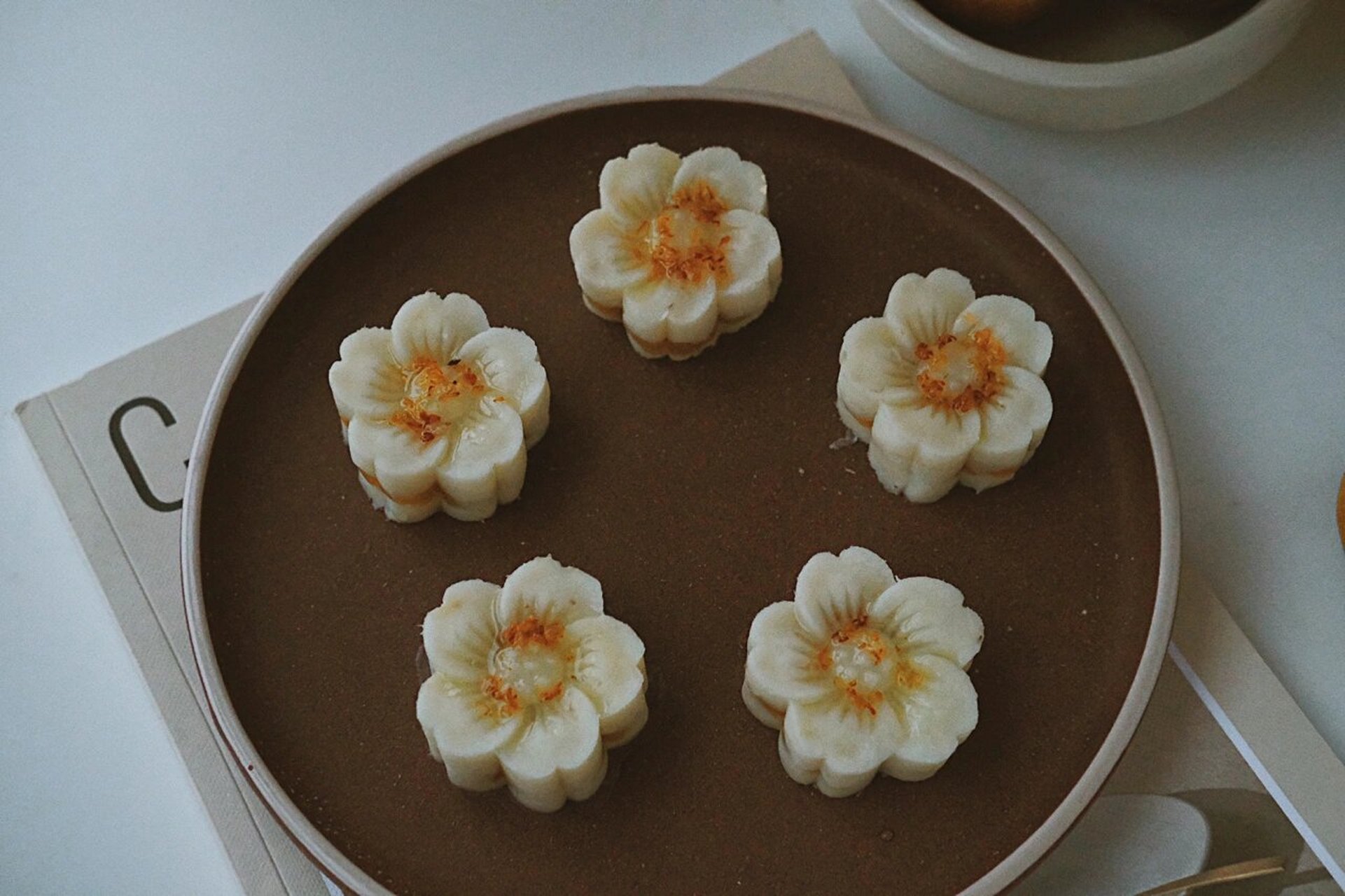 桂花山药糕也是倍受古代佳人们喜爱的美颜养生小糕点 山药的功效: 1.