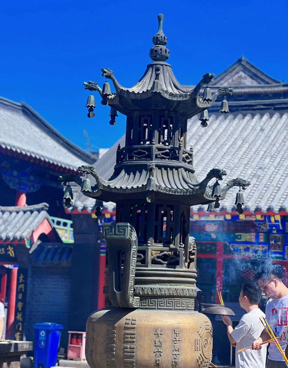 沈阳太清宫 我举高香敬神明 三柱清香所念比所愿 所求皆所得.