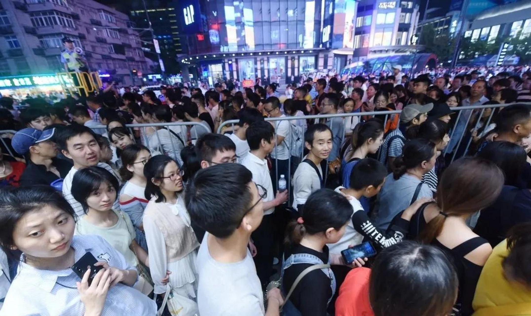 昨天到杭州,发现一个问题,在龙翔桥地铁站附近,由于商场云集,靠近西湖