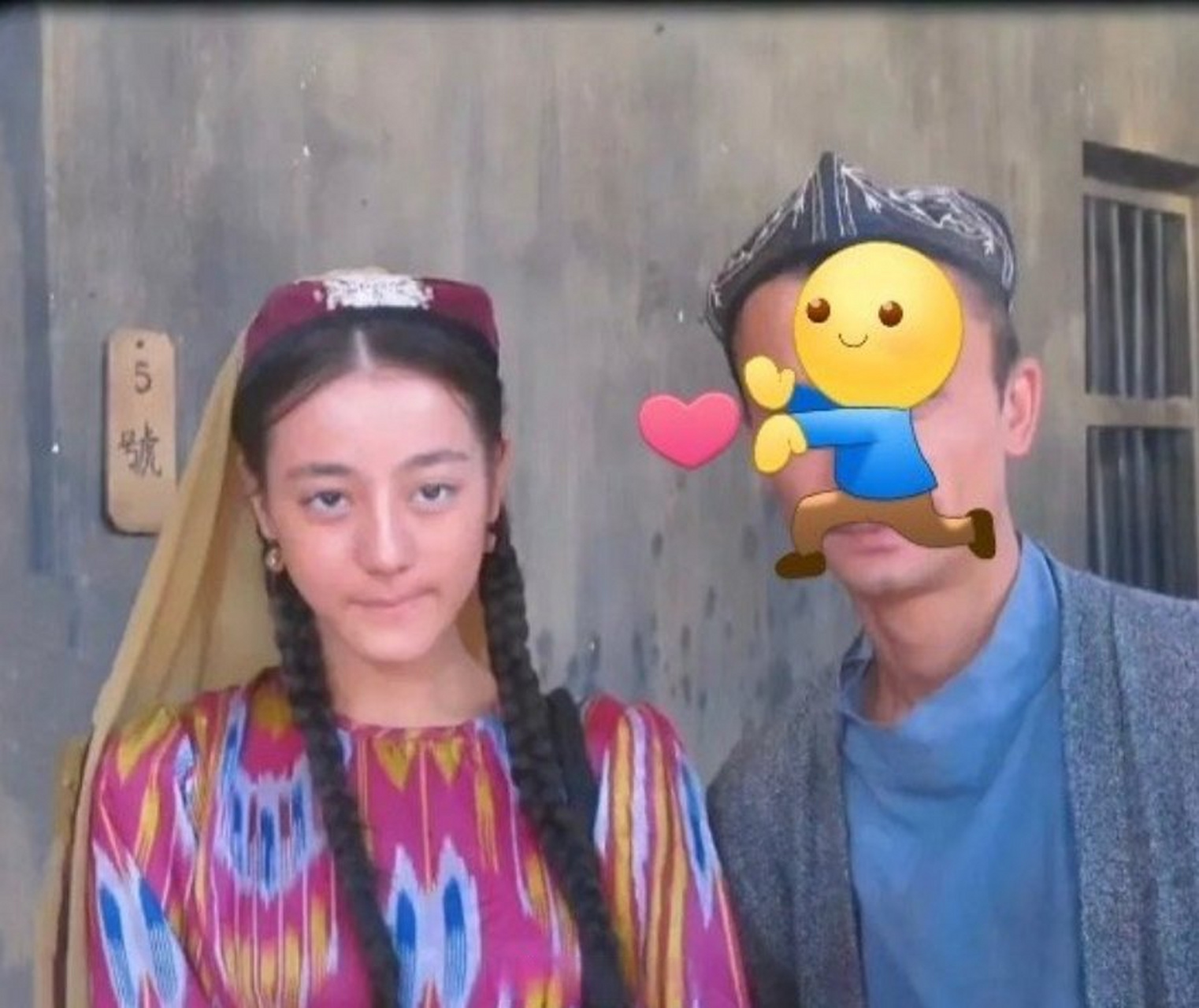 这是扮演阿娜尔罕的时候的迪丽热巴吗? 那时候还是大学生吧?