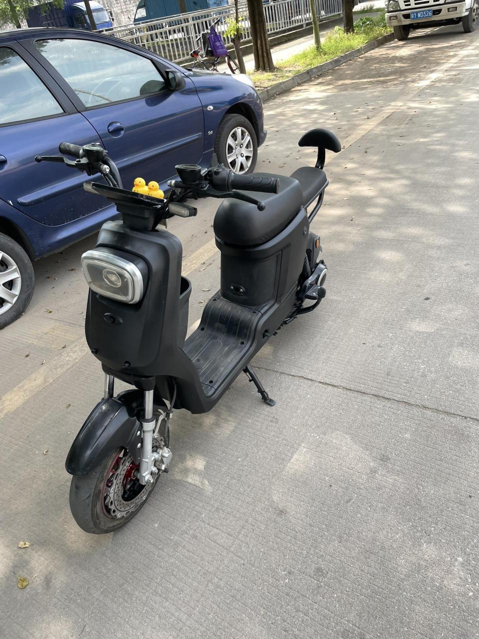 009电动车带一组48v20a新电池.外观全部正常,满电能跑40km左右.