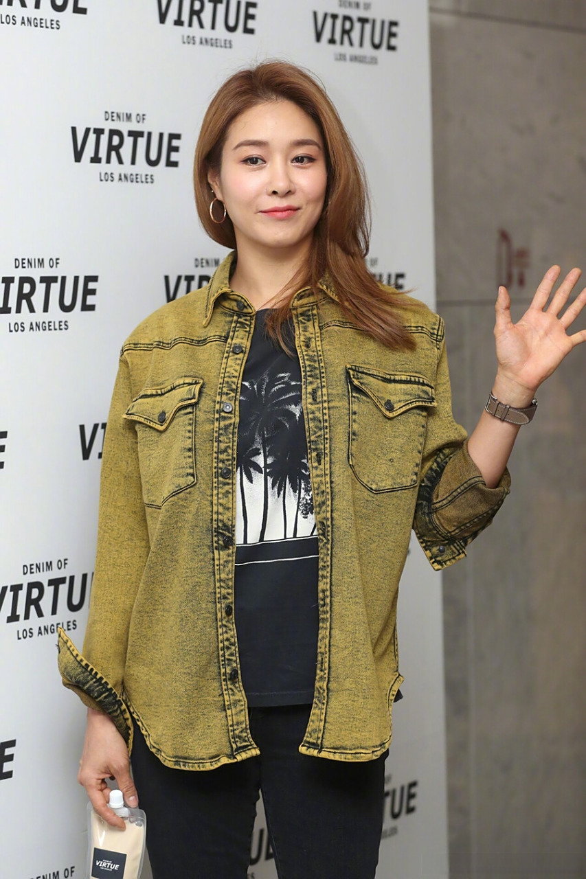 玉珠铉# 确诊新冠肺炎. 出演中的音乐剧《rebeca》取消公演行程.