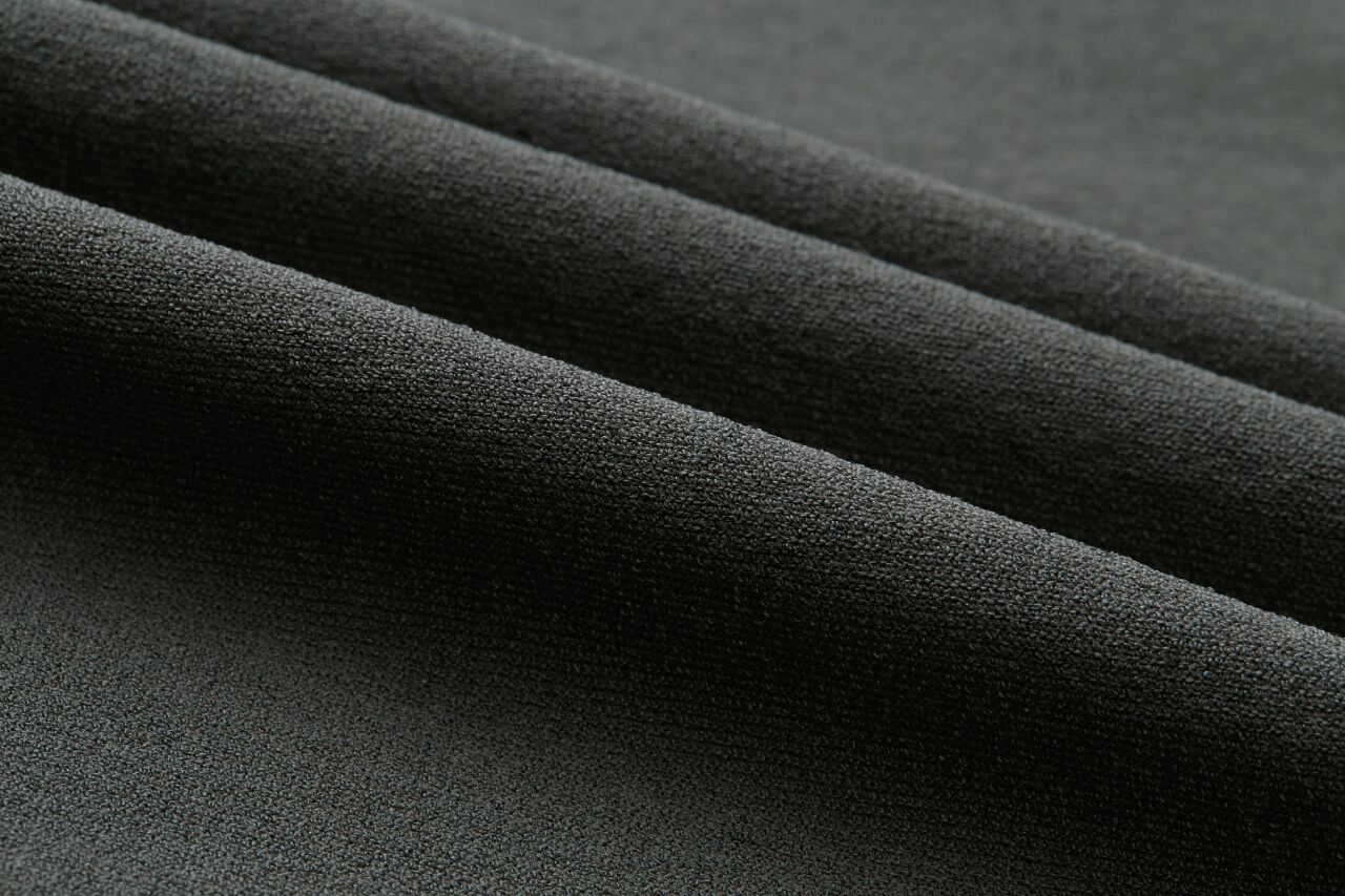 伊力特面料(又称elysee fabric)是一种高档的纺织面料,通常由精纺棉