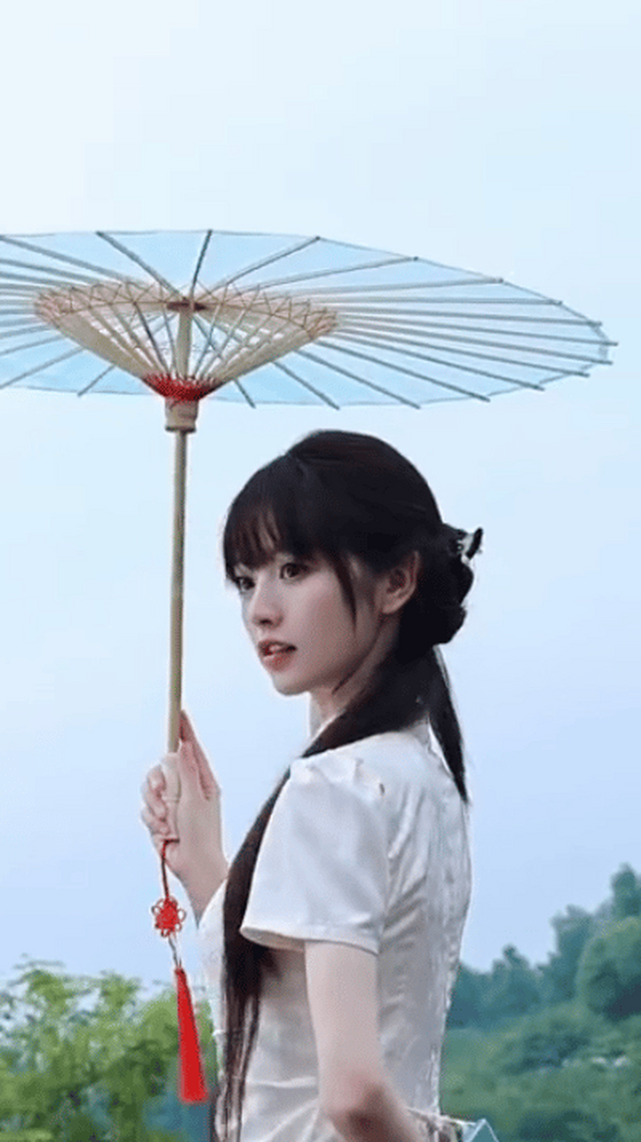 田曦薇撑伞氛围照##田曦薇民国旗袍造型好美# 江南水乡走出的温婉
