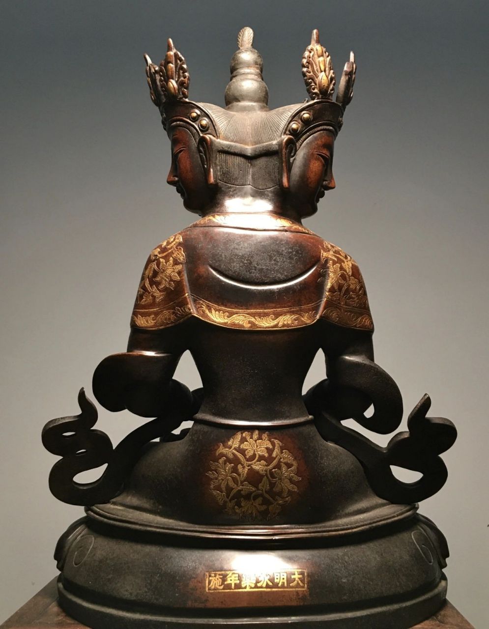 明 "大明永乐年施"款铜胎鎏金三面佛造像 明 "大明永乐年施"款铜胎