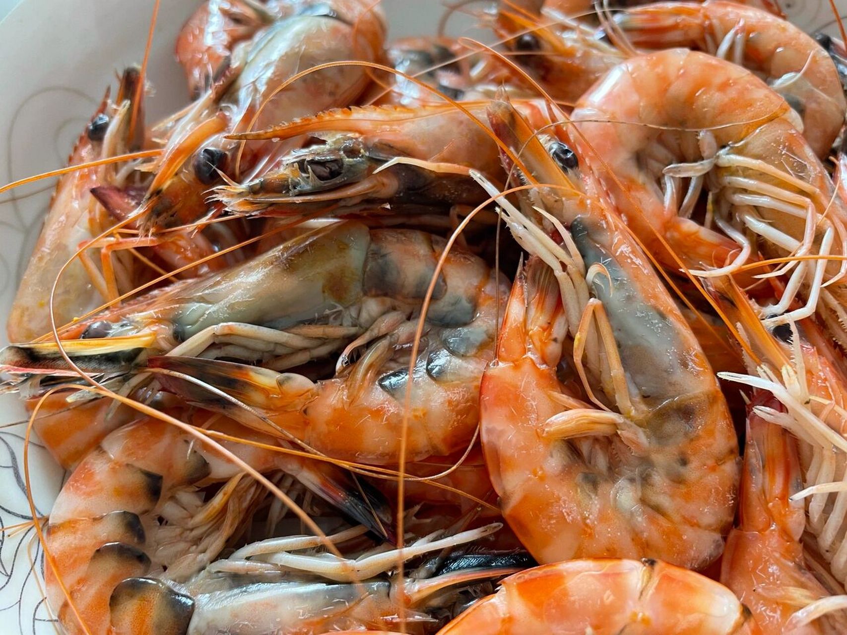 为什么我的虾煮了会变黑 明明在海边趁新鲜买回来的,煮了怎么会变黑