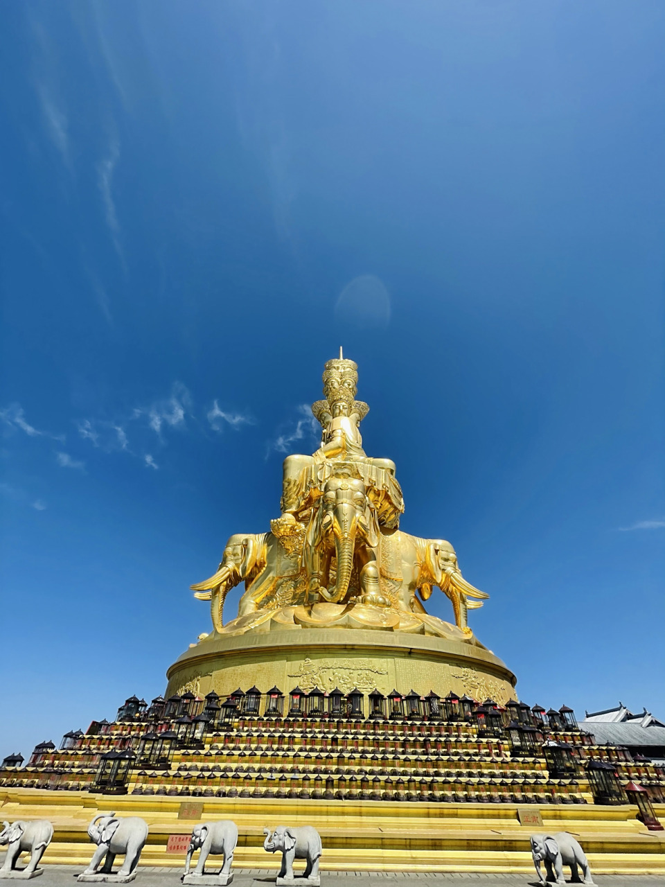 峨眉山-金顶大佛 之前一直听说峨眉山的猴子凶得很,就想着能有贵州