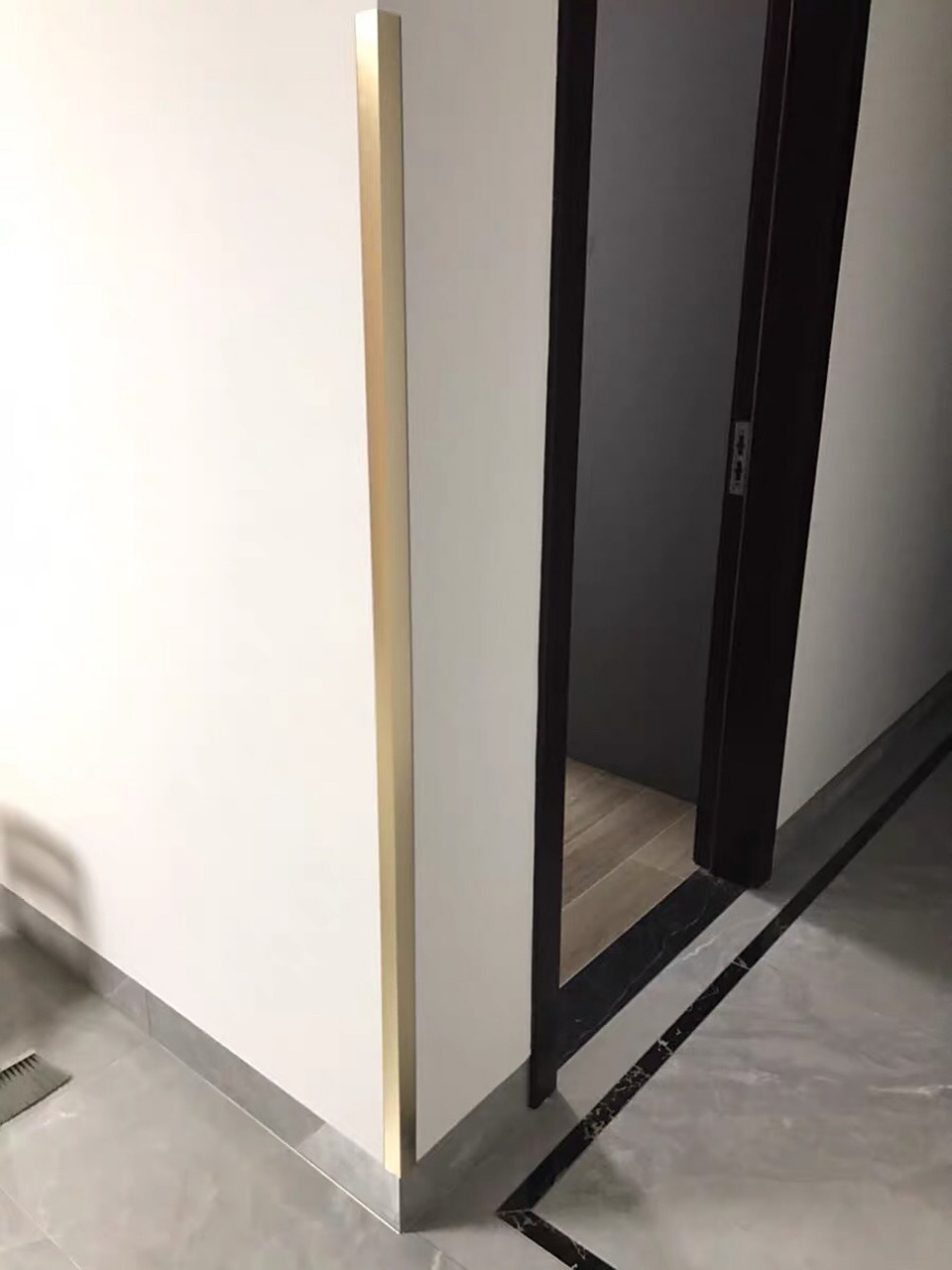 家装墙边保护条护角条护墙角 我们的护角条材质是铝合金的,不生锈,耐