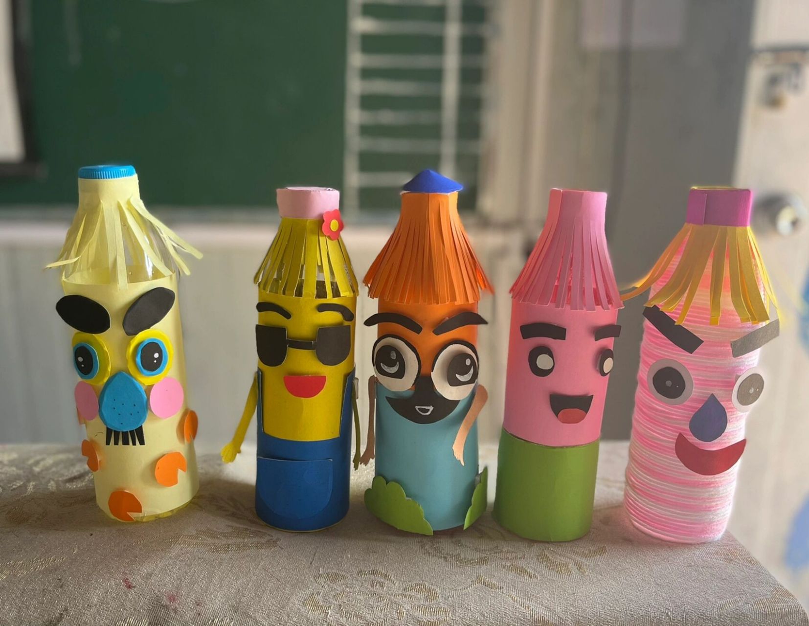 我为瓶子穿新衣学前教育环创手工教学