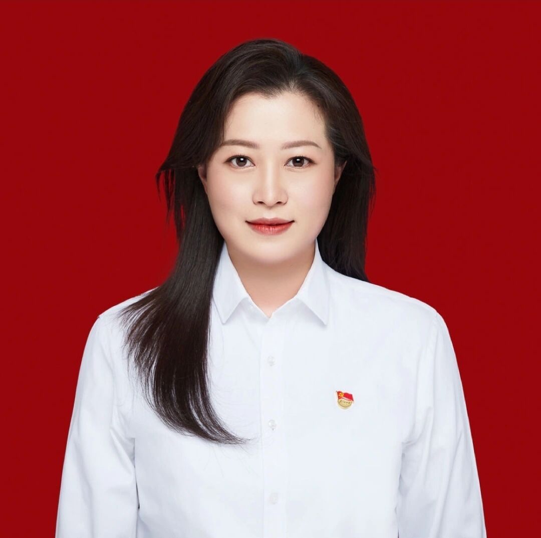 一张佩戴党徽的证件照