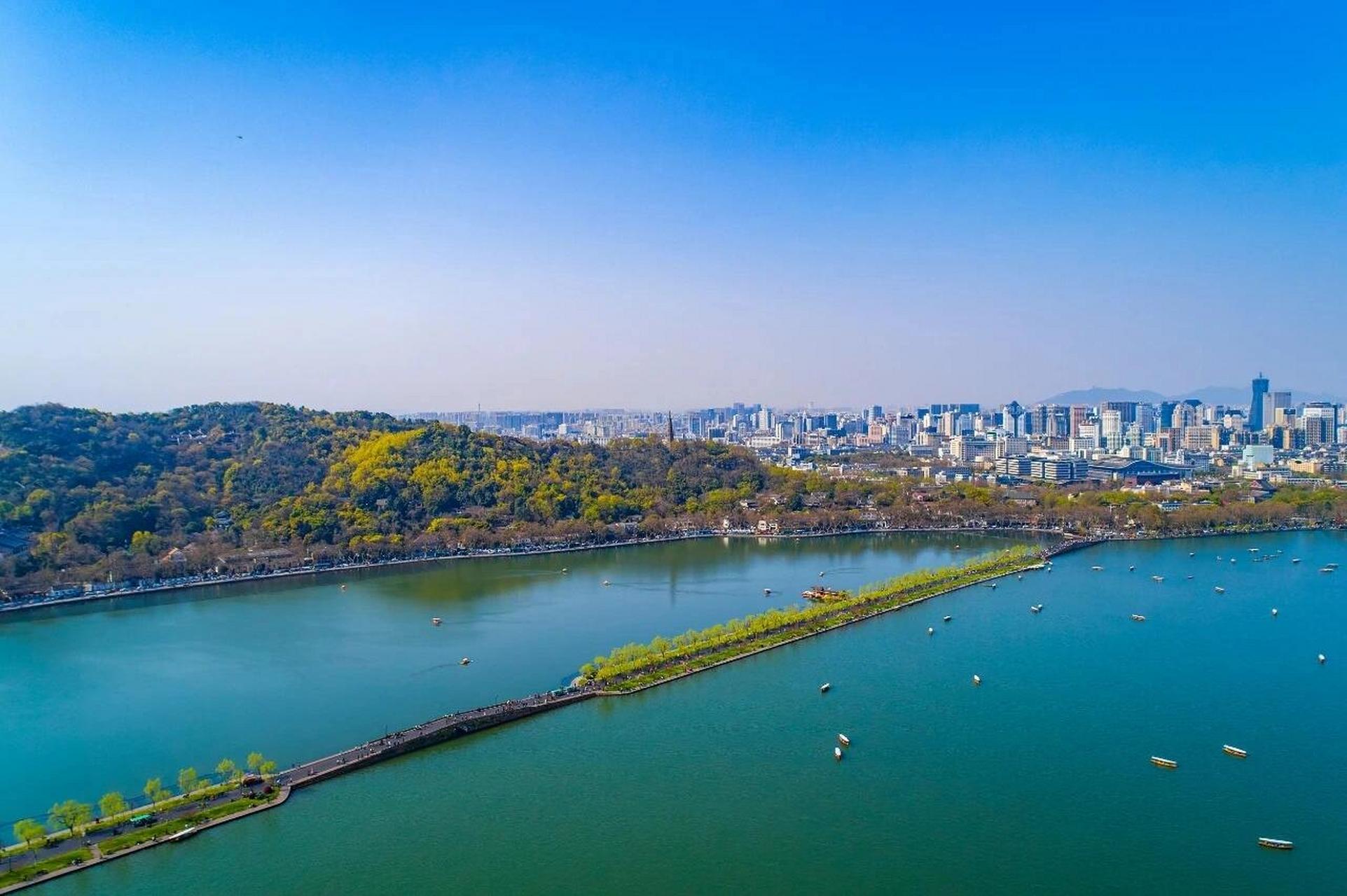 学习了:白堤不是白居易修的 西湖有三堤:白堤,苏堤,杨公堤.