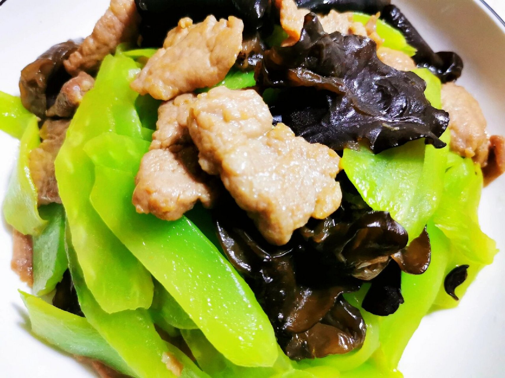 莴笋木耳肉片是一道家常快手菜,食材,配料及做法都非常简单