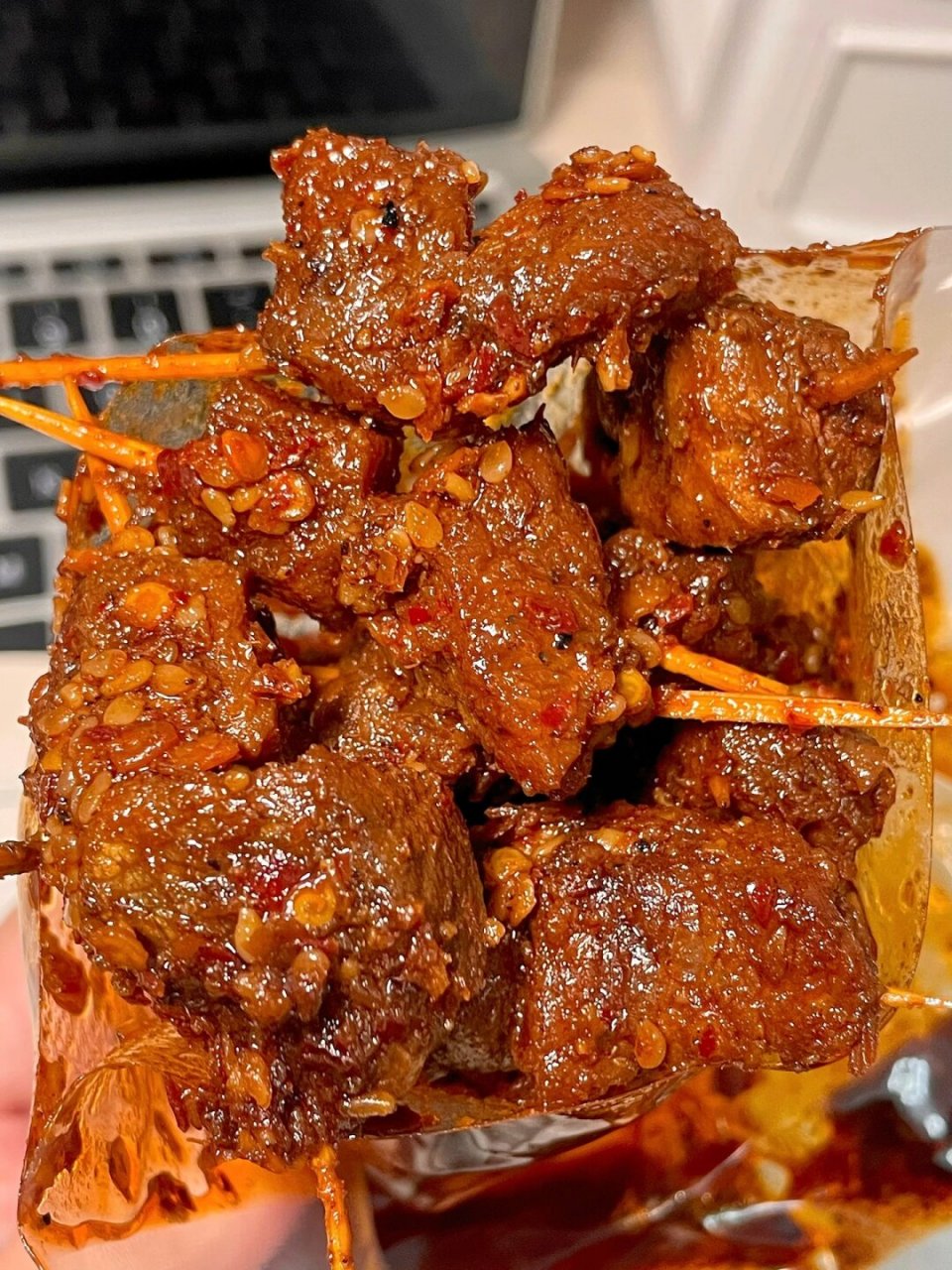 牛肉紧实hin有嚼劲,每一块都裹满了芝麻和辣椒籽,好入味儿～香香辣辣