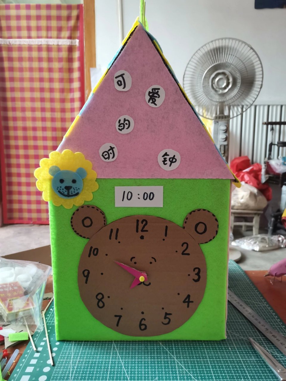 幼儿园手工作业纸箱子旧物利用百宝箱忙碌箱