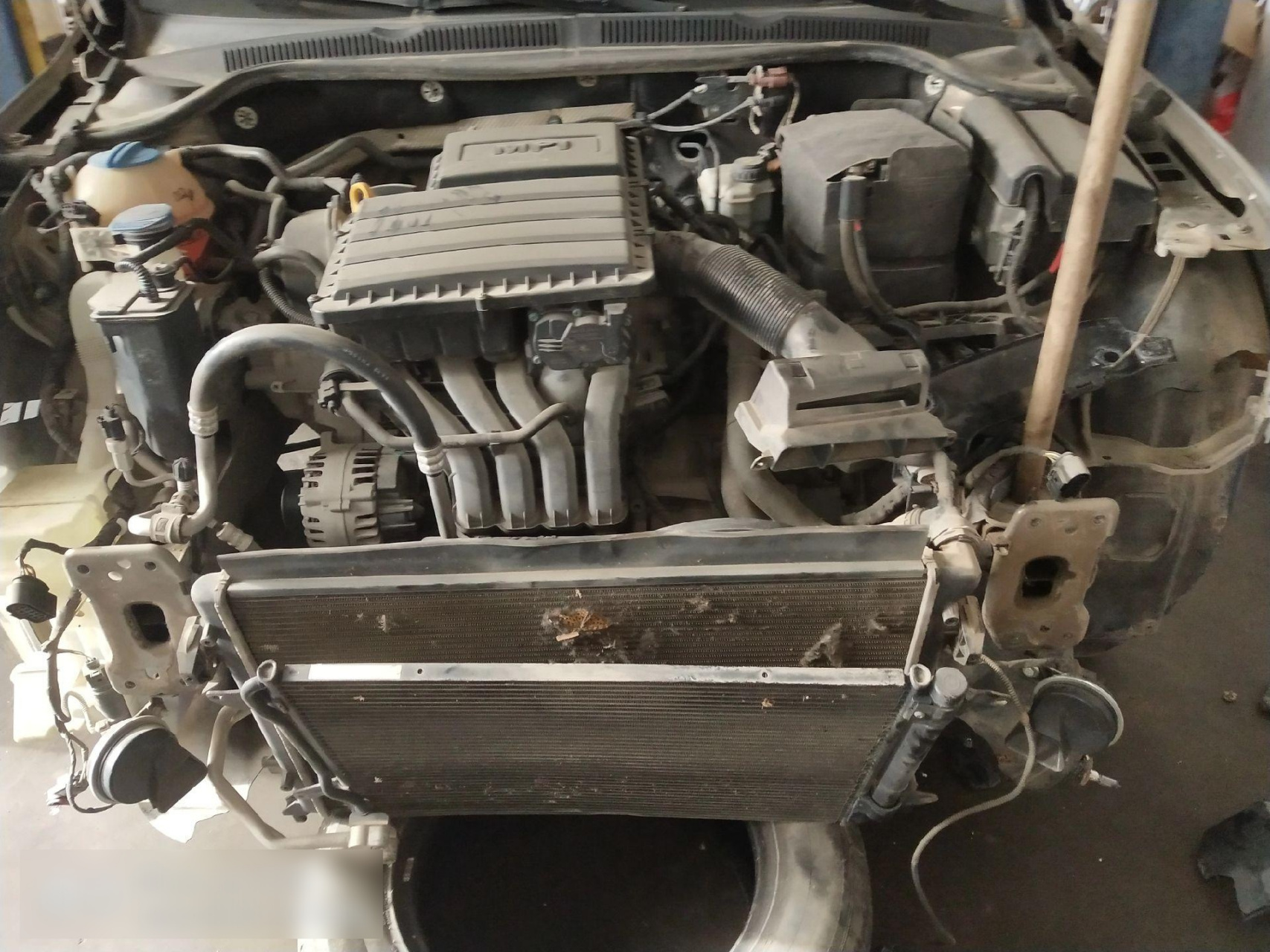 记录修理工的日常 .大众速腾换水箱框架.