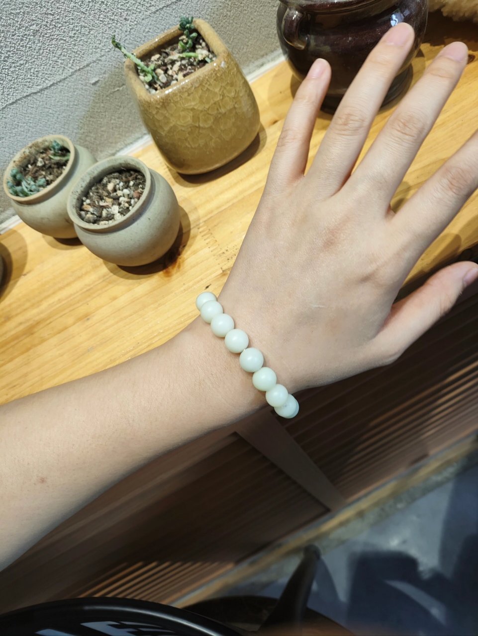 好喜欢我的和田玉米达手串 这手串99越戴越好看. 米达料真的很细腻.