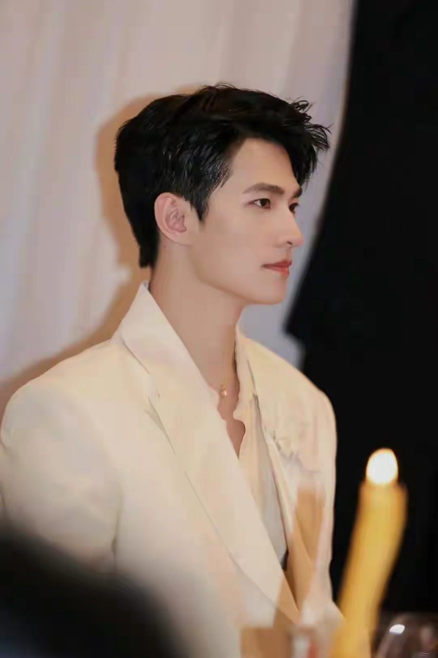 杨洋的偶像包袱很重啊,到哪儿都一副板板正正的样子