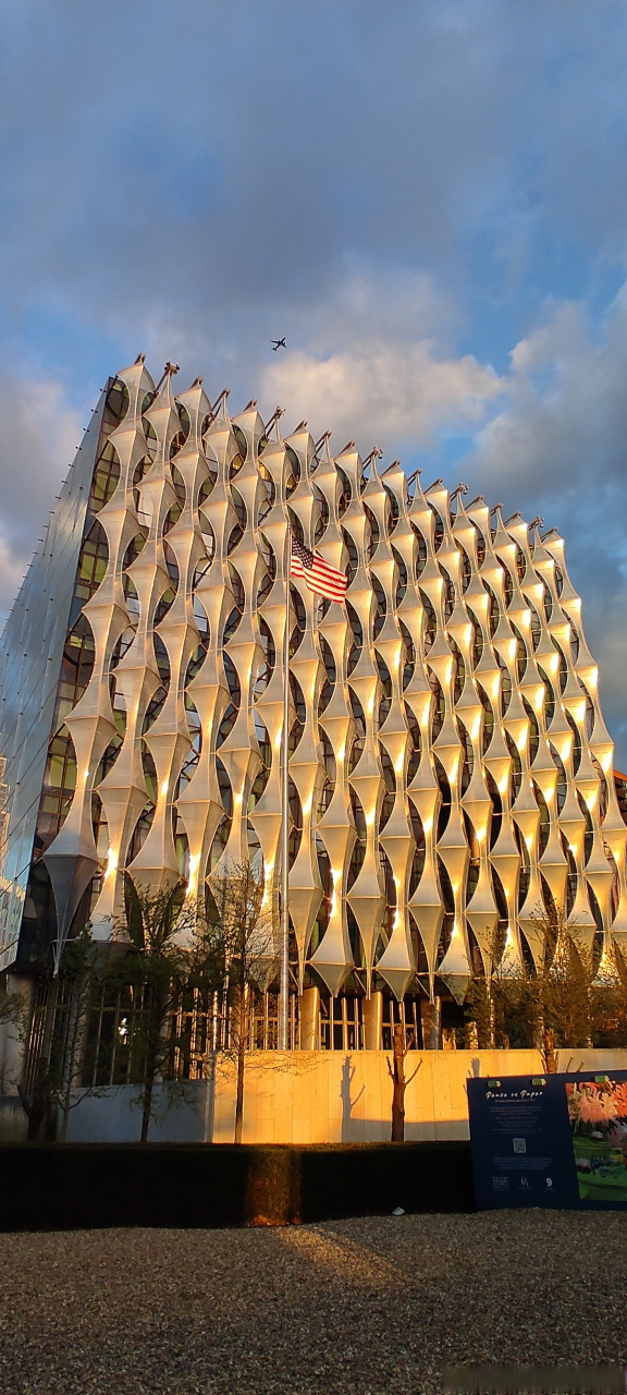 英国#回宾馆的时候,路过美国驻英国大使馆,别说,还真的气派.