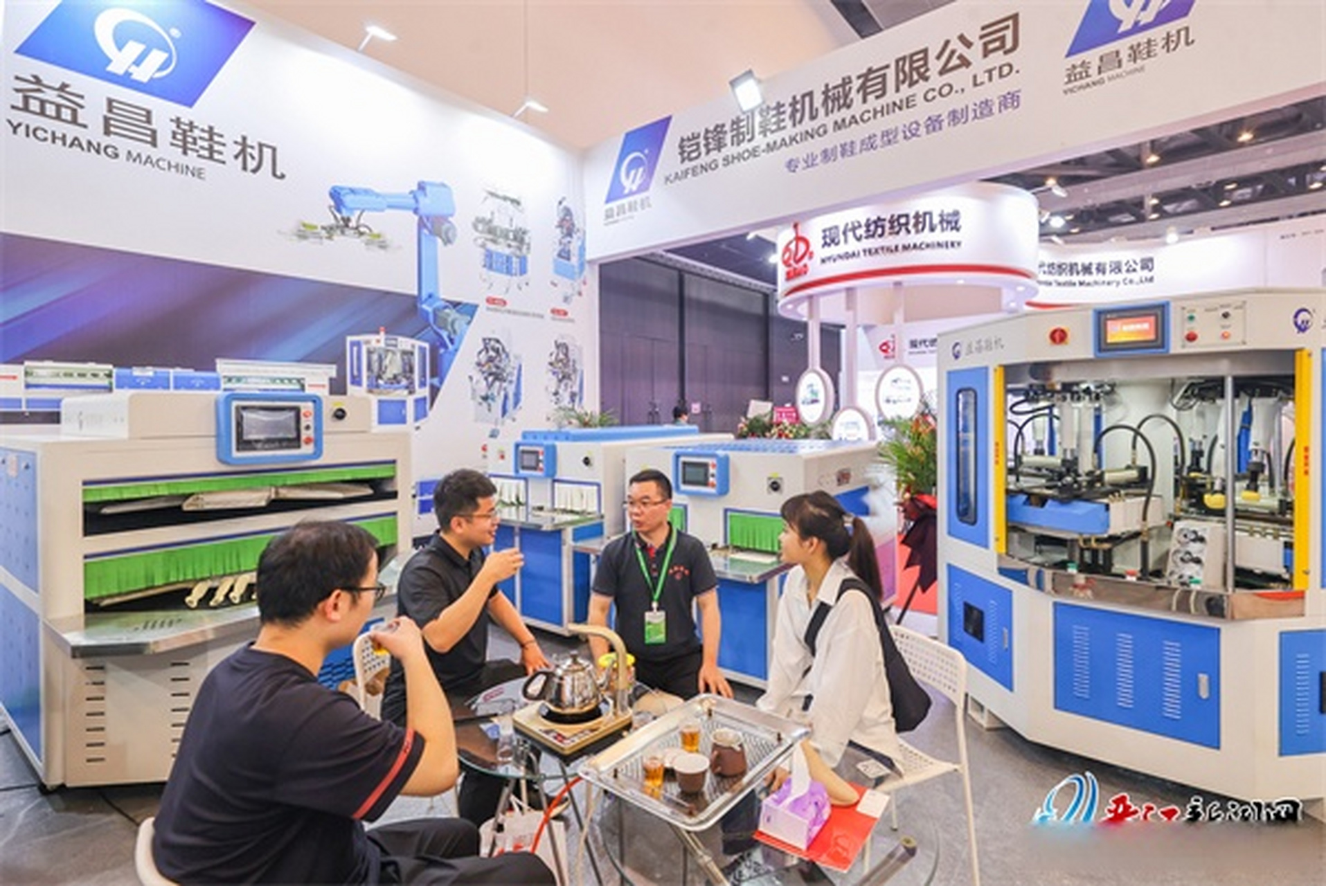 晋江鞋(体)博会 【"打开新世界" 携多款产品亮相 益昌鞋机人气足】
