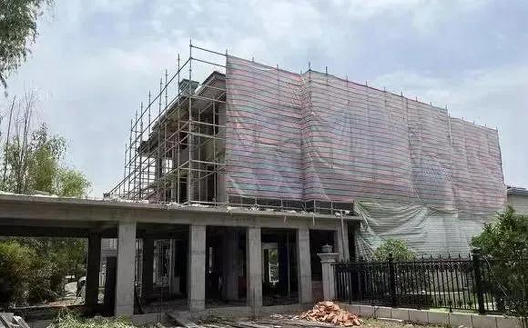 盐城头条 建湖县御墅东方别墅区私自扩建违建,请相关部门查处!