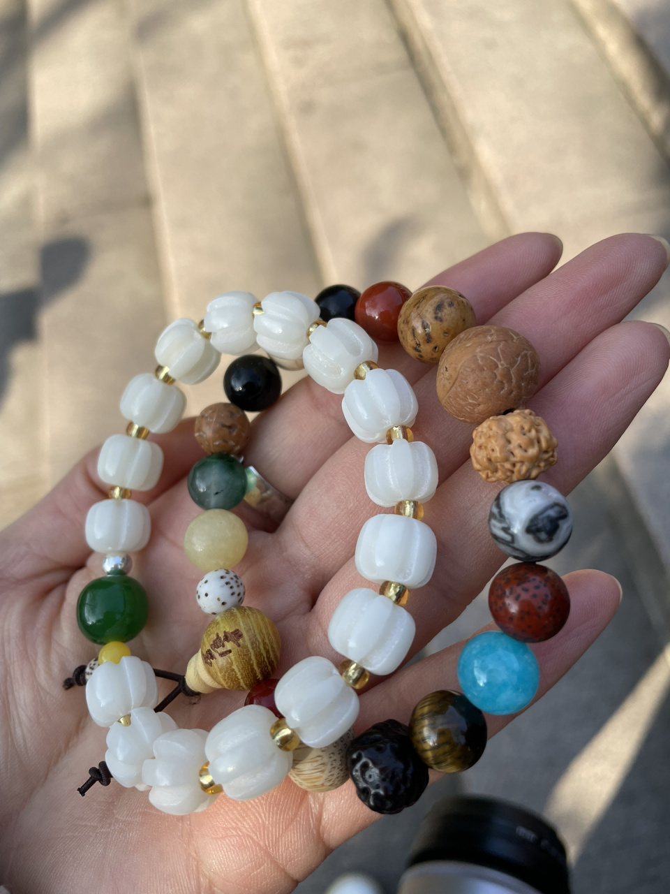 这次出行一共请了三串手串,图一是普陀山法雨寺南瓜菩提,后边是跟