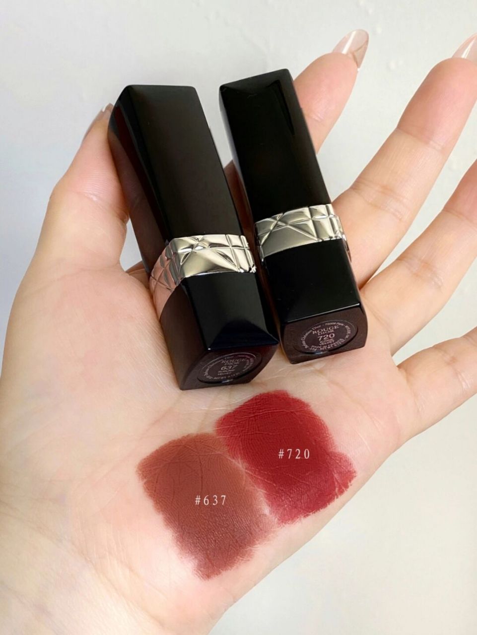 锁色唇釉刚涂上时很水润的,干透之后是全哑光妆效 干透后不粘杯,适合