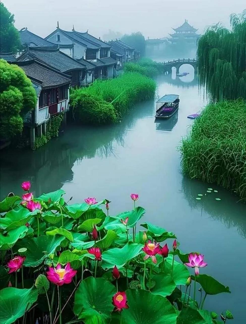 江南好,风景旧曾谙. 烟雨江南好风景