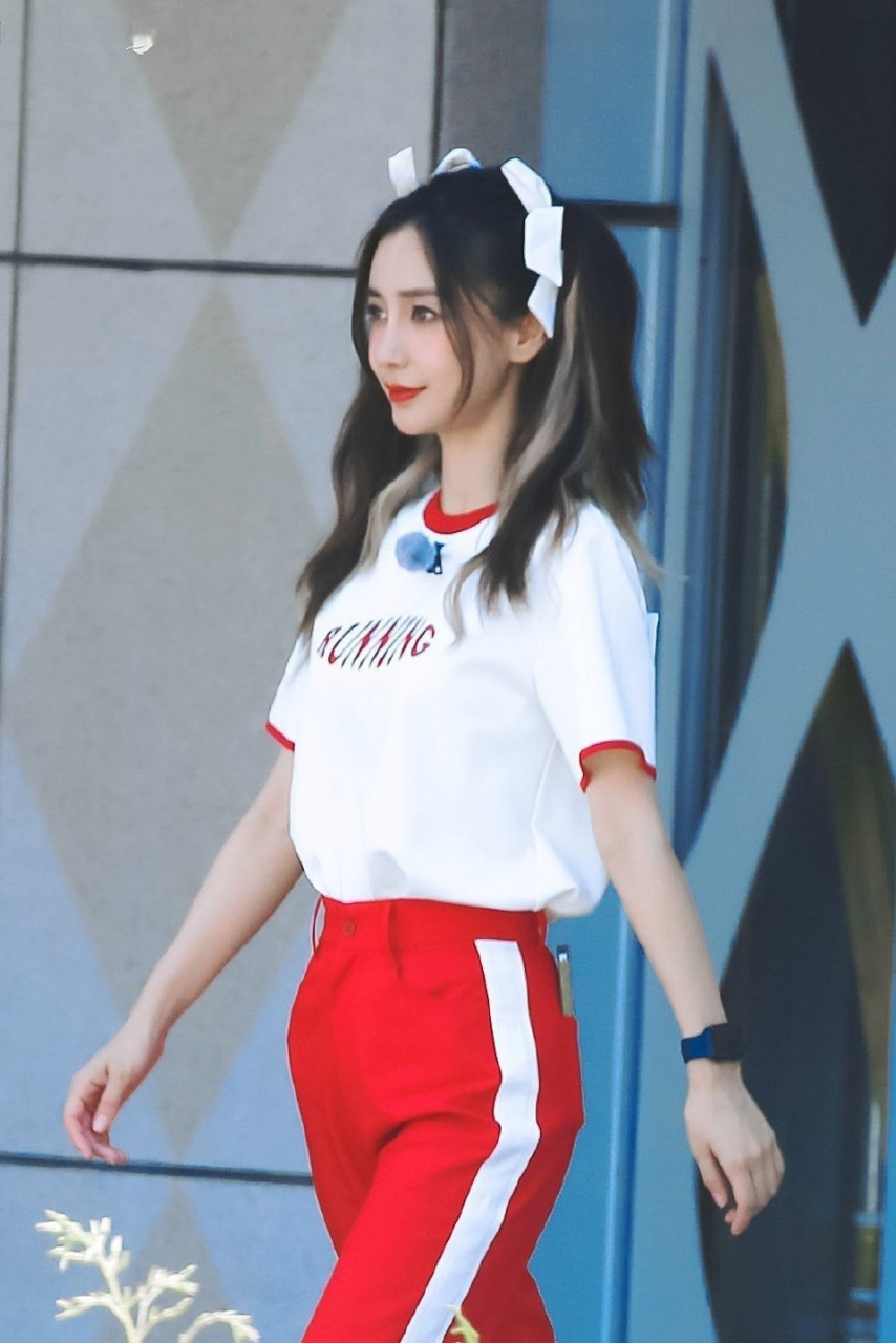 被angelababy双马尾可爱到了 baby奔跑吧挑染双马尾活力满满,少女感