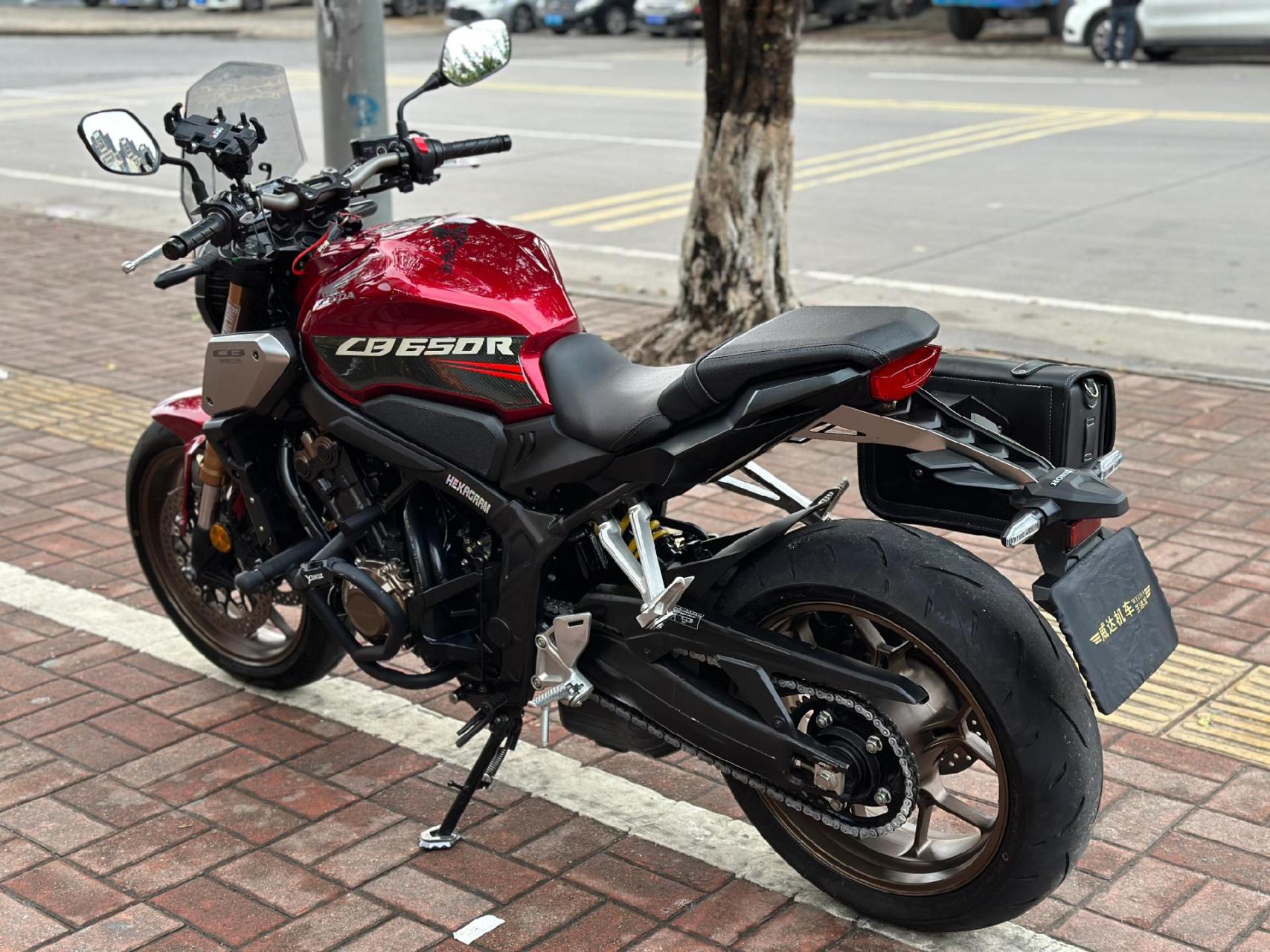 2021年8月上牌大贸本田cb650r,二手户4500公里精品车况,加装竞技护杠