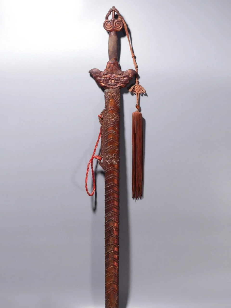 桃木剑图片 桃木剑95,以桃木精心雕琢而成,寓意辟邪驱凶,保平安.