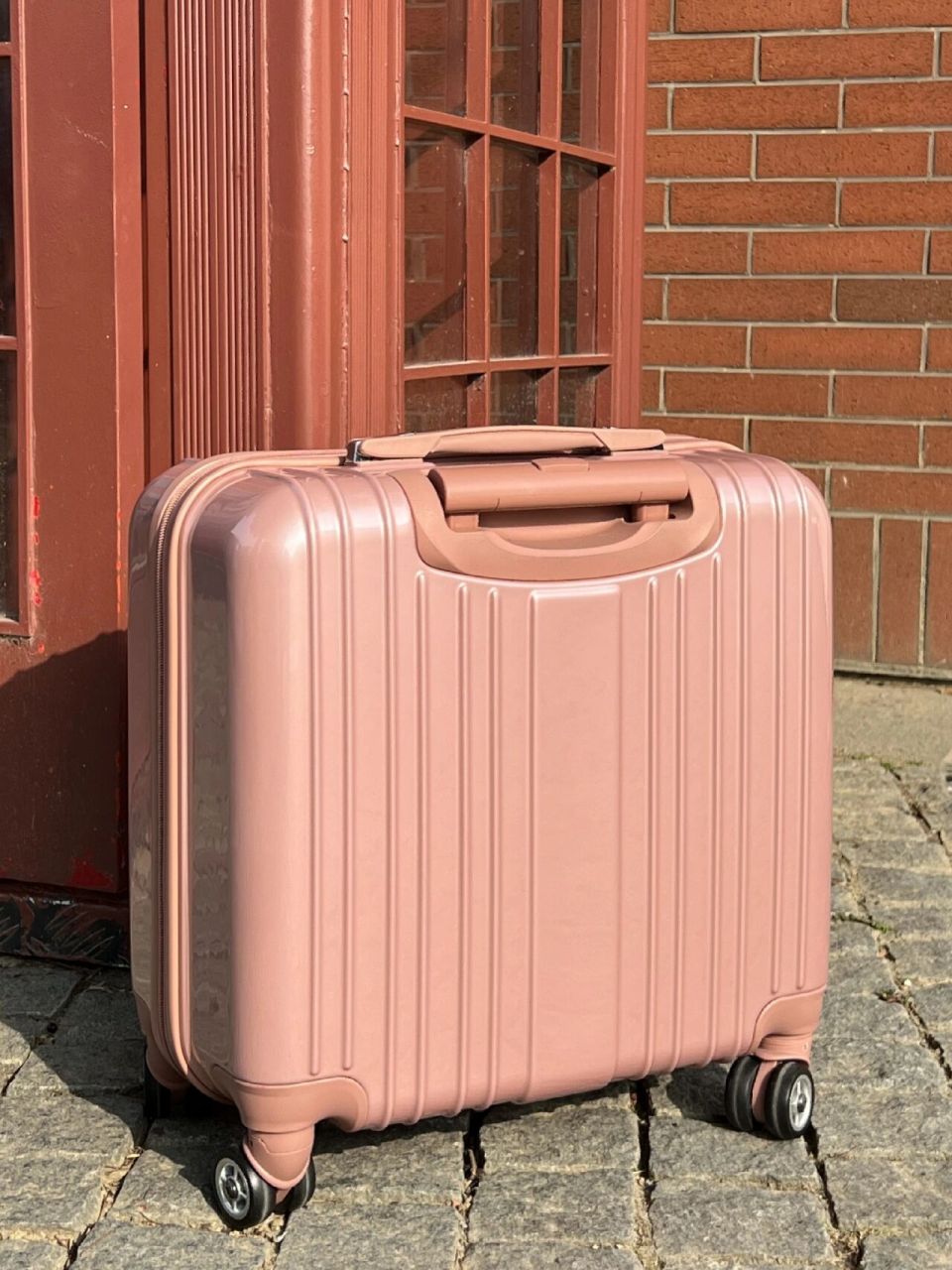 上托运不能带超过20寸的行李箱,不过托运可以~ 但是托运行李箱重敛换